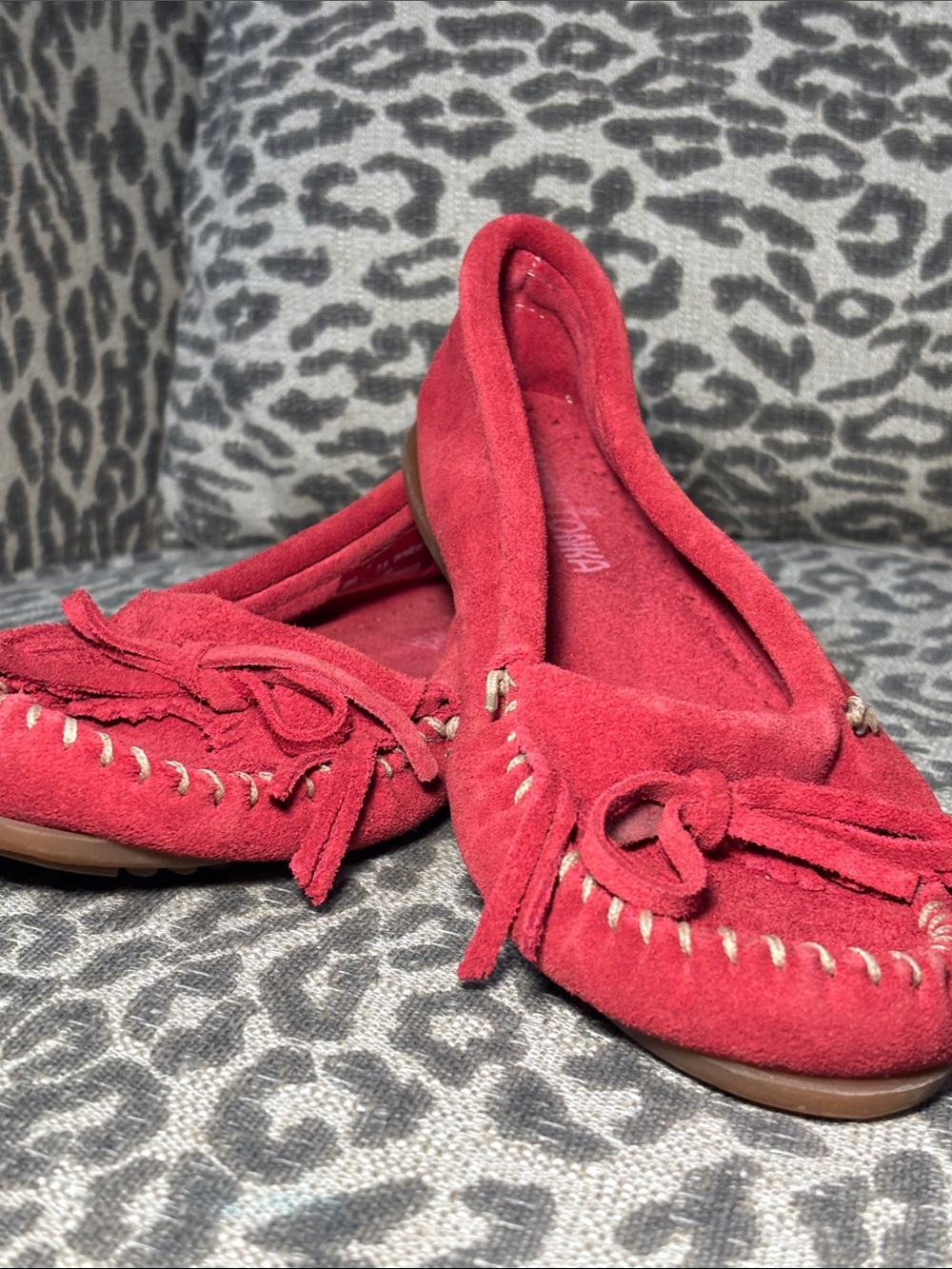 Minnetonka moccasin loafers‎ red suede fringe toe women’s casual flats size 7.5